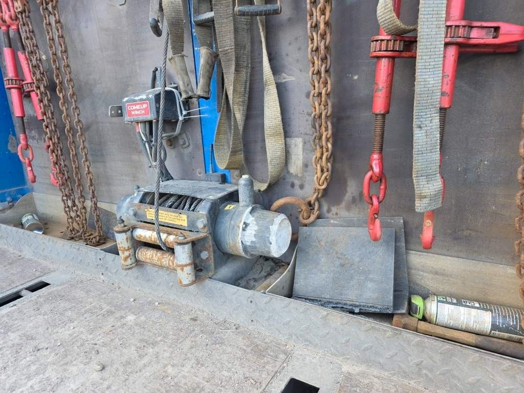 Fahrzeugabbildung MAN 26.400 TGX mit Baustoffplateau, geteilte Rampen