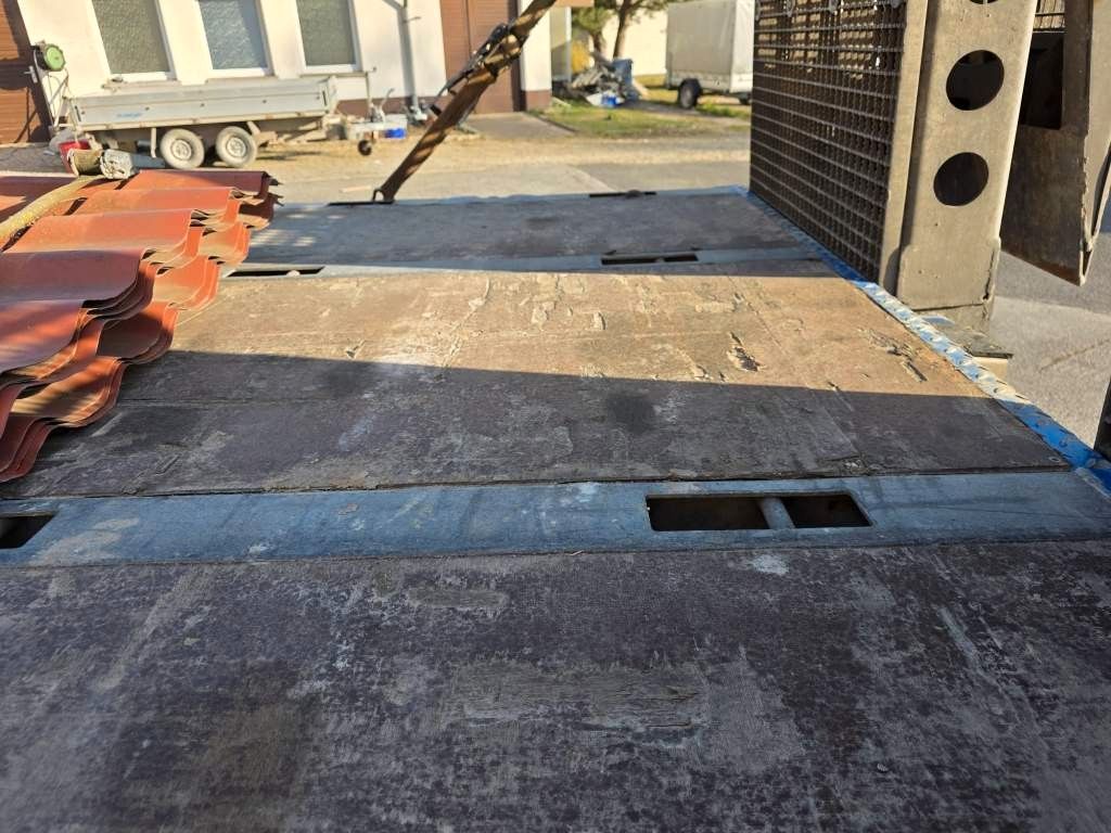 Fahrzeugabbildung MAN 26.400 TGX mit Baustoffplateau, geteilte Rampen