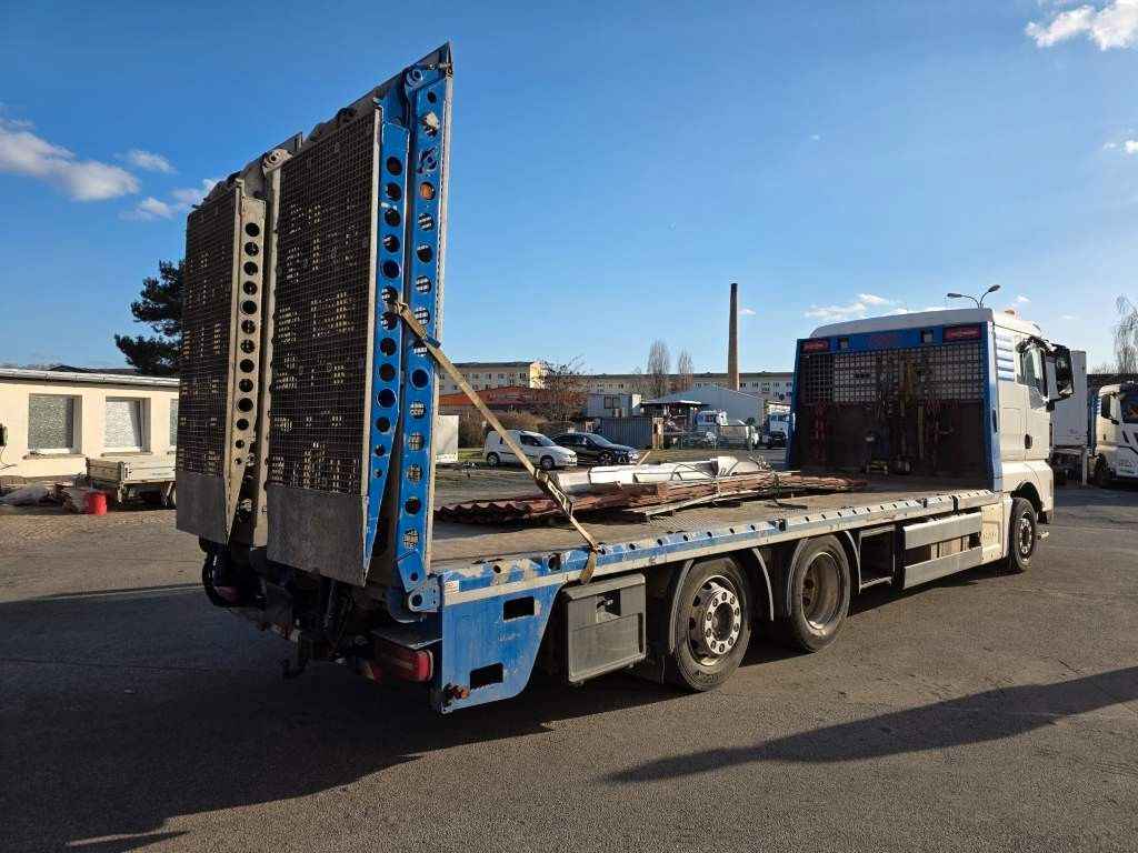 Fahrzeugabbildung MAN 26.400 TGX mit Baustoffplateau, geteilte Rampen