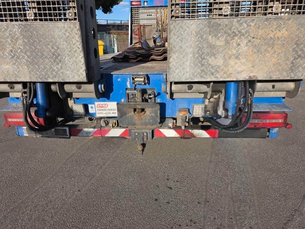 Fahrzeugabbildung MAN 26.400 TGX mit Baustoffplateau, geteilte Rampen