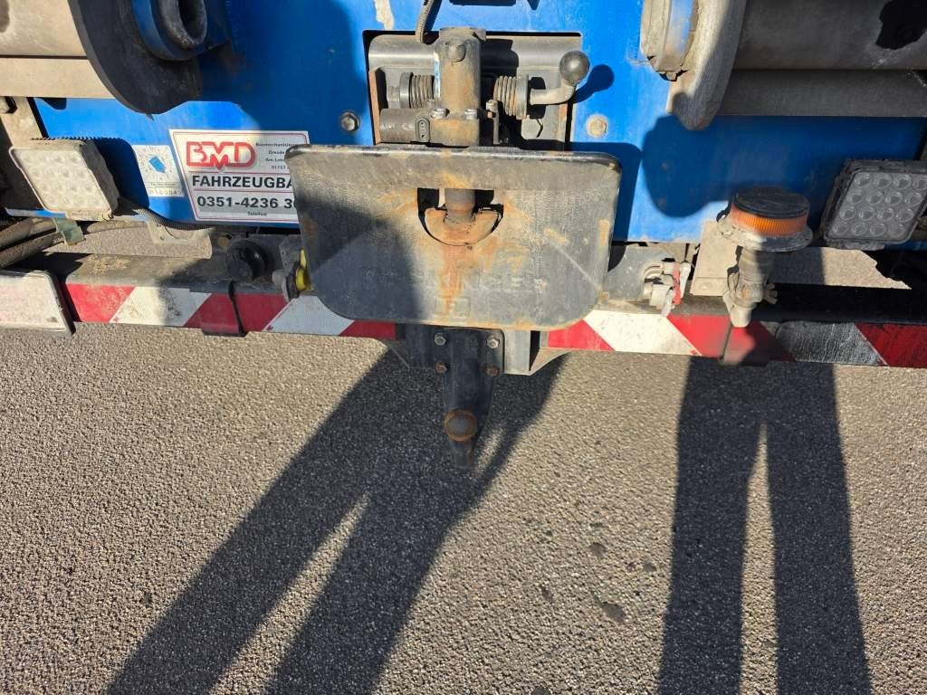 Fahrzeugabbildung MAN 26.400 TGX mit Baustoffplateau, geteilte Rampen