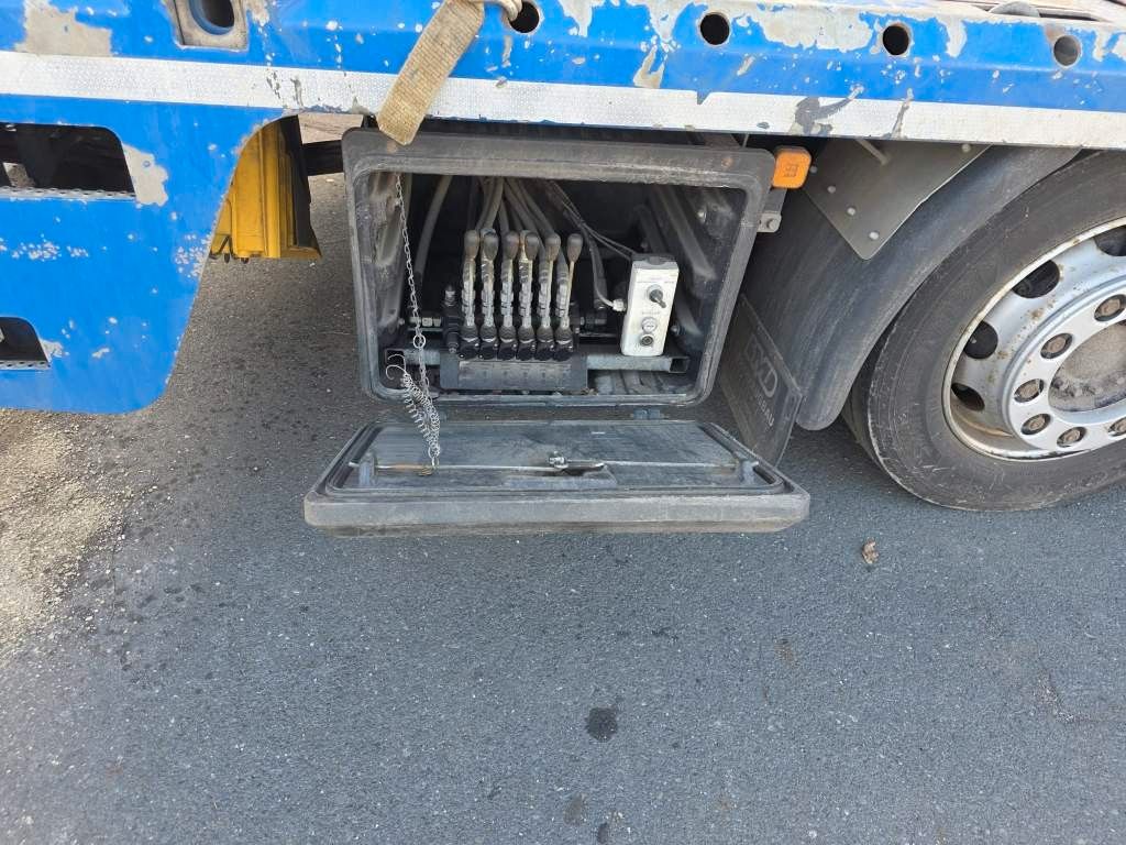 Fahrzeugabbildung MAN 26.400 TGX mit Baustoffplateau, geteilte Rampen