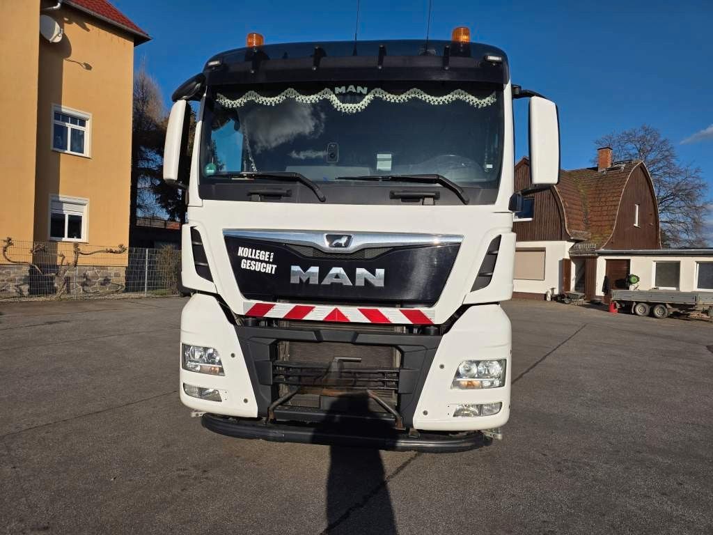 Fahrzeugabbildung MAN 26.400 TGX mit Baustoffplateau, geteilte Rampen