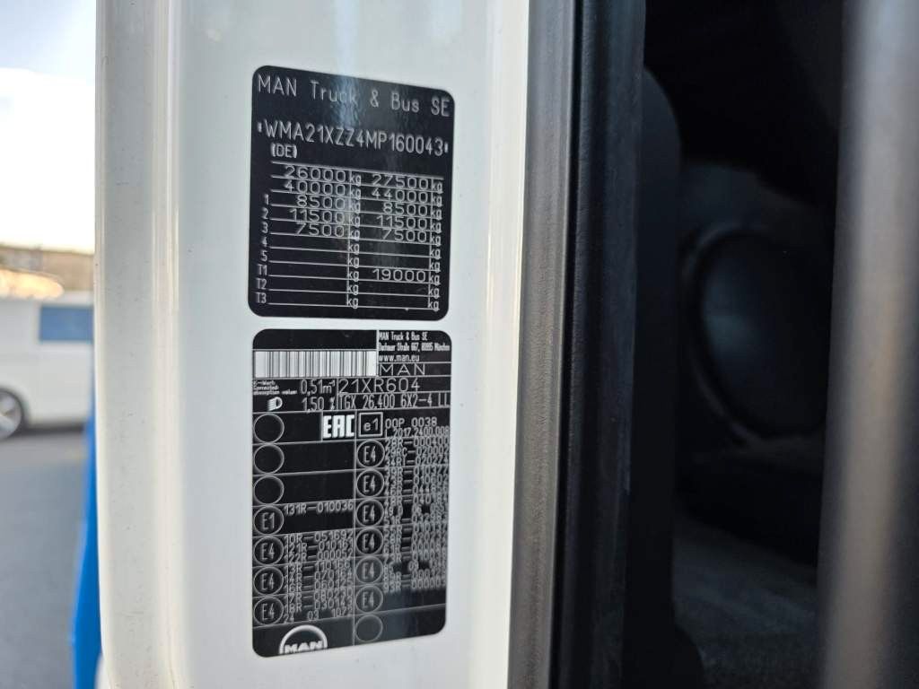 Fahrzeugabbildung MAN 26.400 TGX mit Baustoffplateau, geteilte Rampen