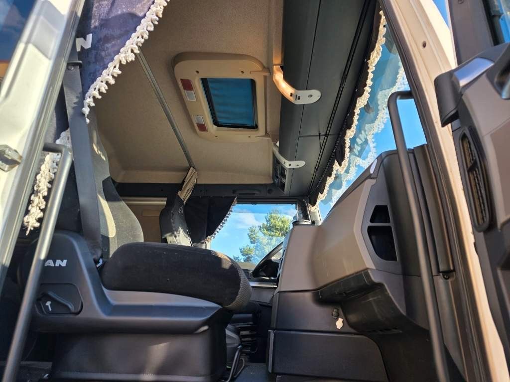 Fahrzeugabbildung MAN 26.400 TGX mit Baustoffplateau, geteilte Rampen