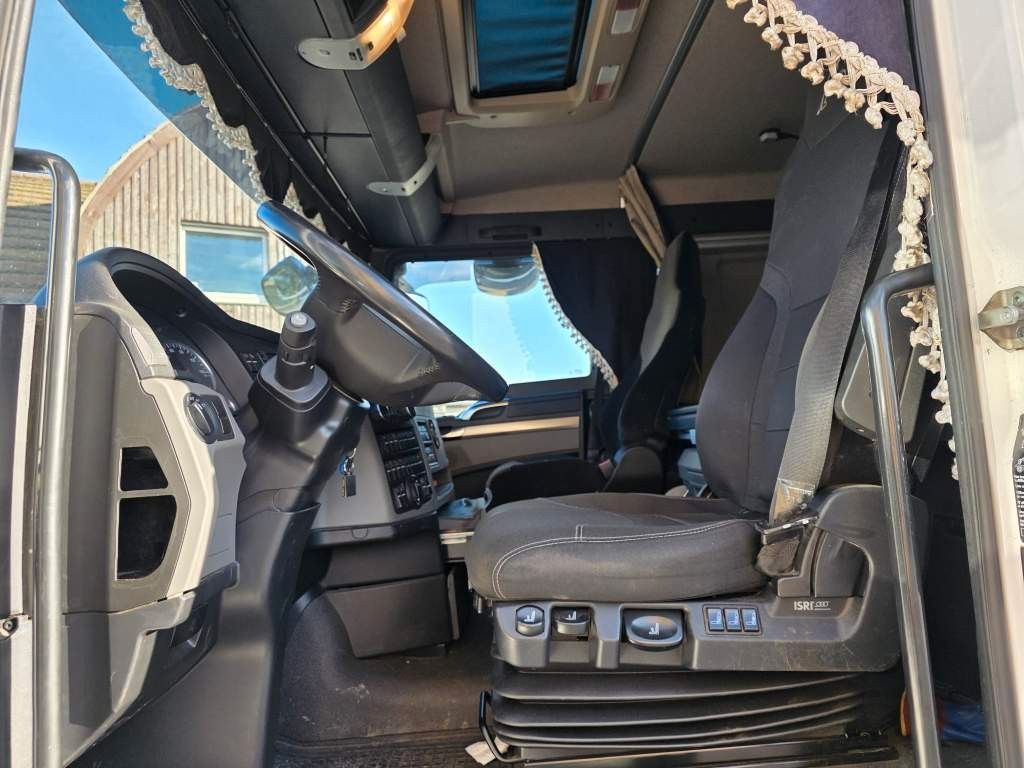 Fahrzeugabbildung MAN 26.400 TGX mit Baustoffplateau, geteilte Rampen