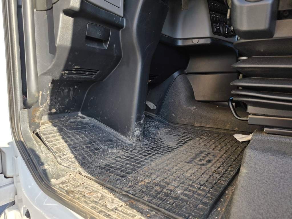 Fahrzeugabbildung MAN 26.400 TGX mit Baustoffplateau, geteilte Rampen