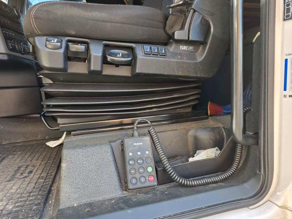 Fahrzeugabbildung MAN 26.400 TGX mit Baustoffplateau, geteilte Rampen