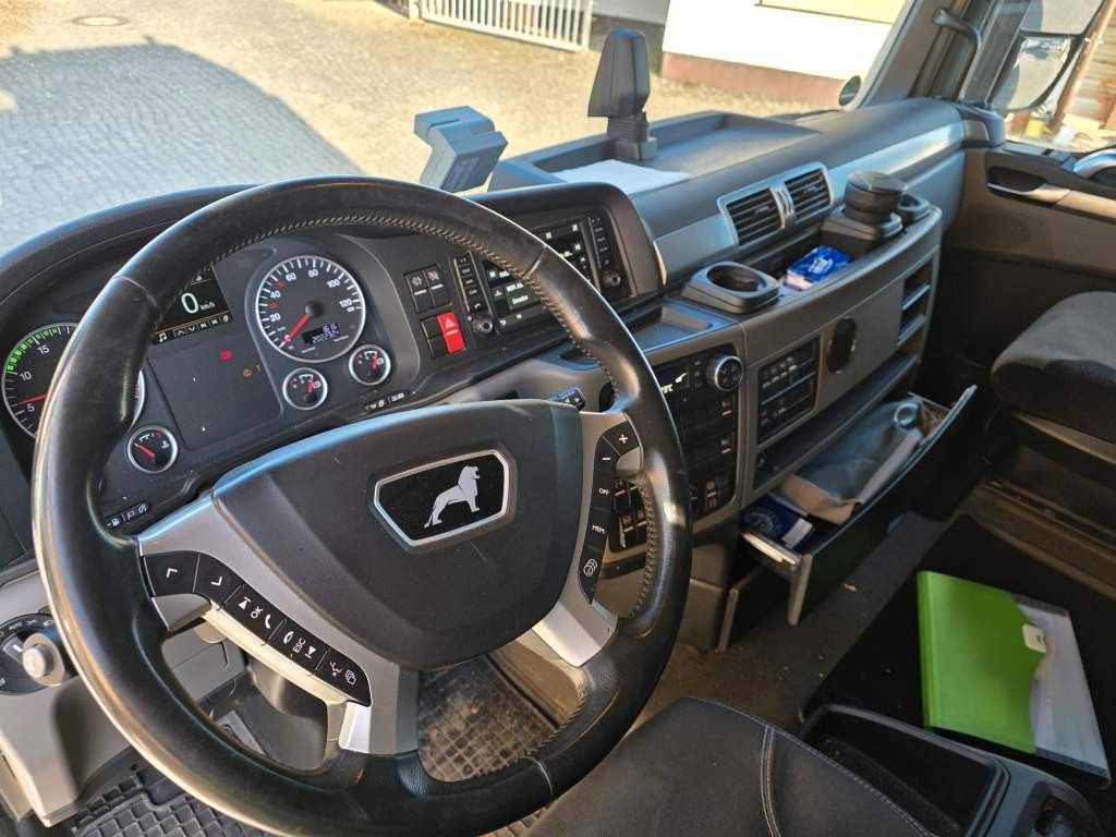 Fahrzeugabbildung MAN 26.400 TGX mit Baustoffplateau, geteilte Rampen