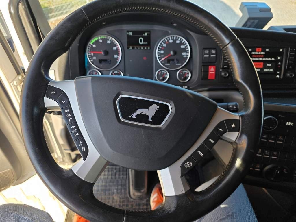 Fahrzeugabbildung MAN 26.400 TGX mit Baustoffplateau, geteilte Rampen