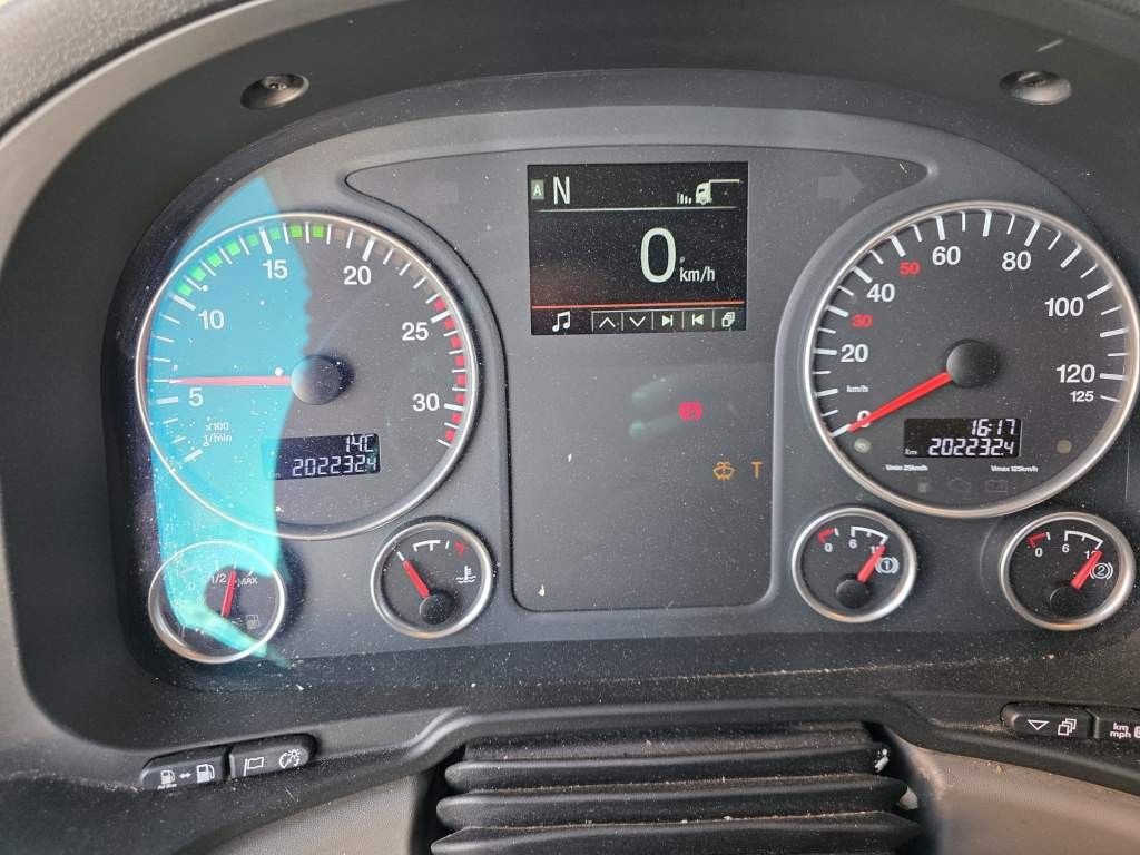 Fahrzeugabbildung MAN 26.400 TGX mit Baustoffplateau, geteilte Rampen