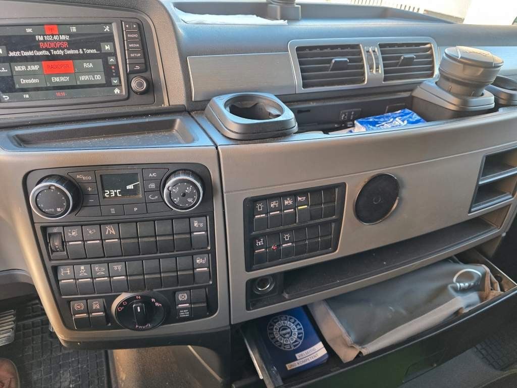 Fahrzeugabbildung MAN 26.400 TGX mit Baustoffplateau, geteilte Rampen