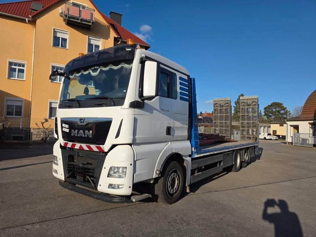 Fahrzeugabbildung MAN 26.400 TGX mit Baustoffplateau, geteilte Rampen