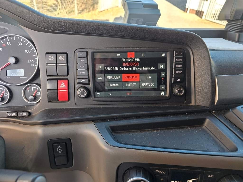 Fahrzeugabbildung MAN 26.400 TGX mit Baustoffplateau, geteilte Rampen