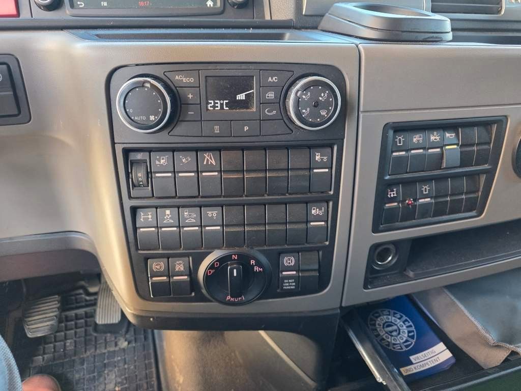 Fahrzeugabbildung MAN 26.400 TGX mit Baustoffplateau, geteilte Rampen