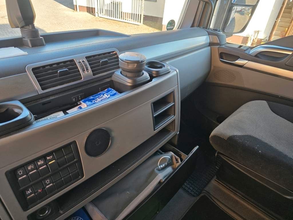 Fahrzeugabbildung MAN 26.400 TGX mit Baustoffplateau, geteilte Rampen