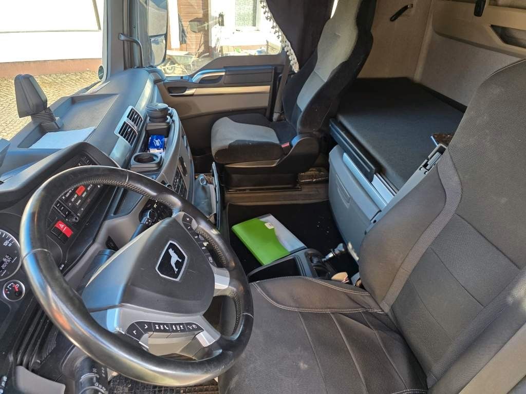 Fahrzeugabbildung MAN 26.400 TGX mit Baustoffplateau, geteilte Rampen