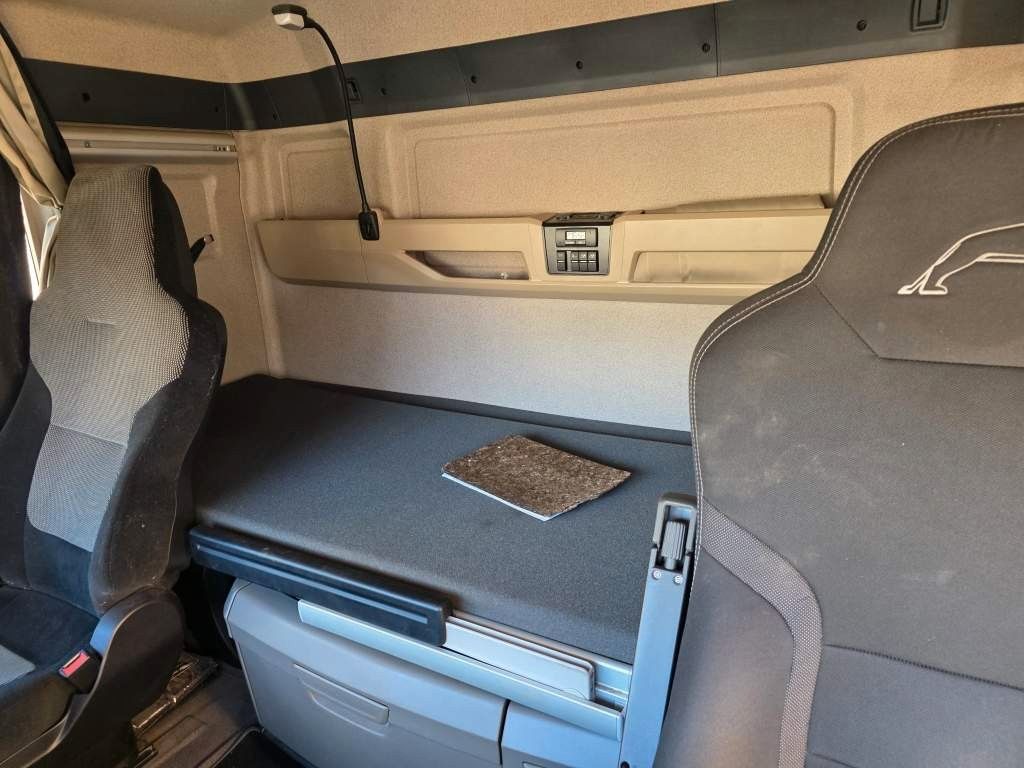 Fahrzeugabbildung MAN 26.400 TGX mit Baustoffplateau, geteilte Rampen