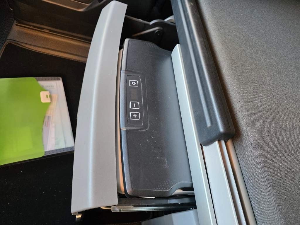 Fahrzeugabbildung MAN 26.400 TGX mit Baustoffplateau, geteilte Rampen