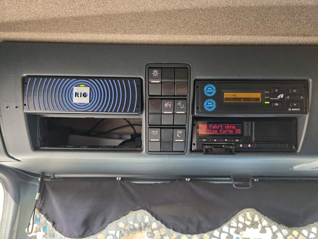 Fahrzeugabbildung MAN 26.400 TGX mit Baustoffplateau, geteilte Rampen