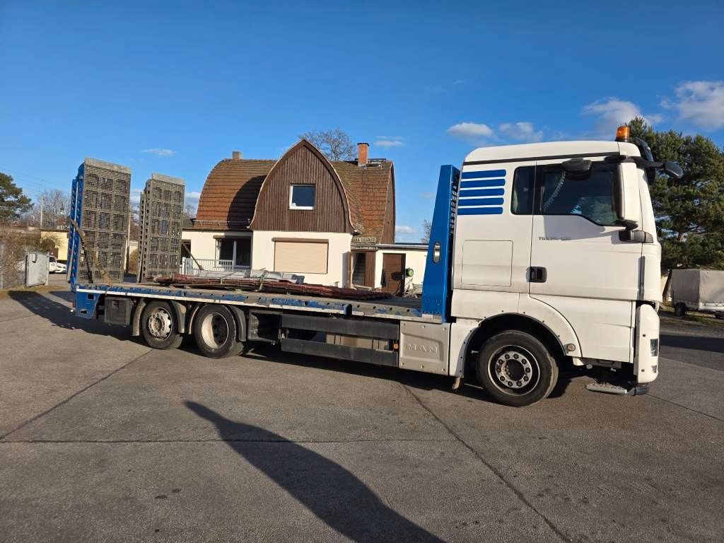 Fahrzeugabbildung MAN 26.400 TGX mit Baustoffplateau, geteilte Rampen