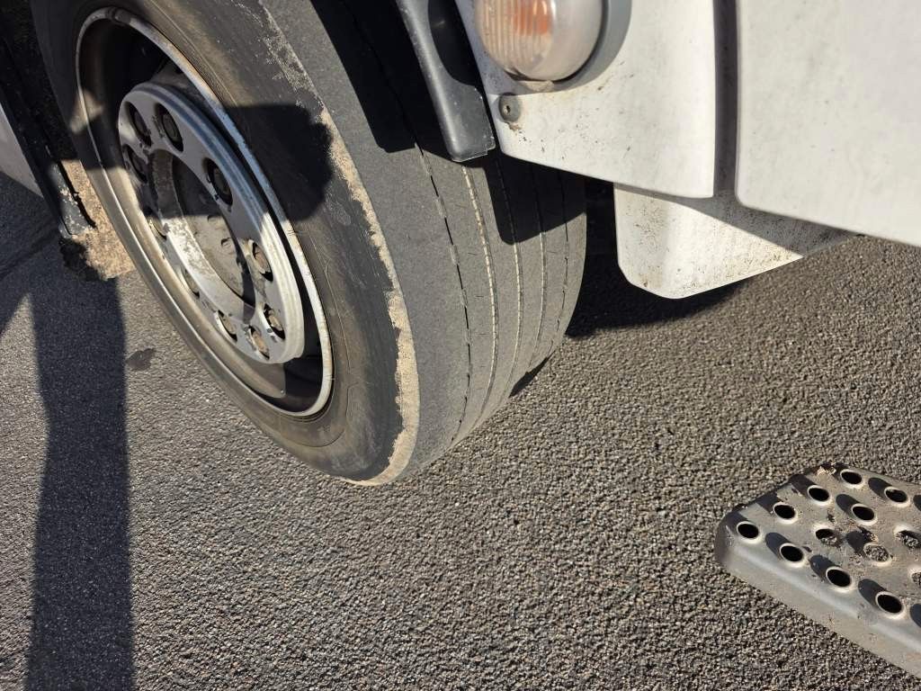 Fahrzeugabbildung MAN 26.400 TGX mit Baustoffplateau, geteilte Rampen