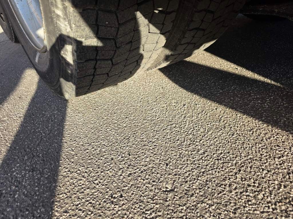 Fahrzeugabbildung MAN 26.400 TGX mit Baustoffplateau, geteilte Rampen