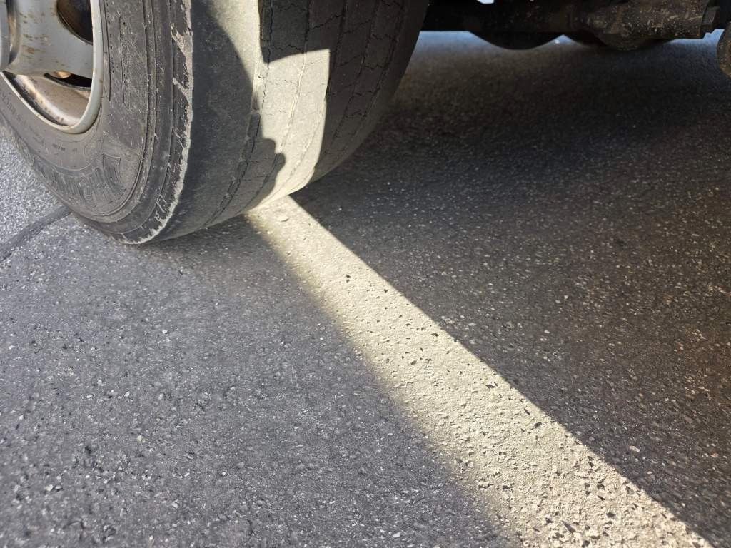 Fahrzeugabbildung MAN 26.400 TGX mit Baustoffplateau, geteilte Rampen