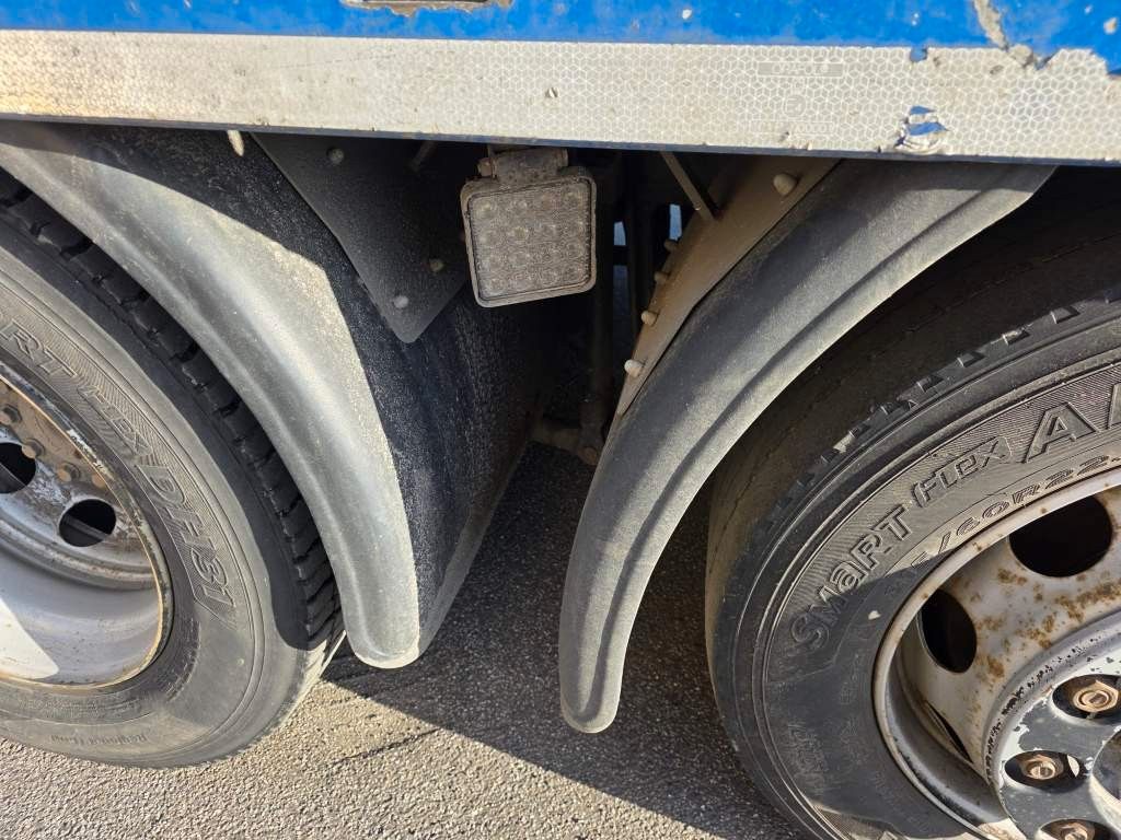 Fahrzeugabbildung MAN 26.400 TGX mit Baustoffplateau, geteilte Rampen