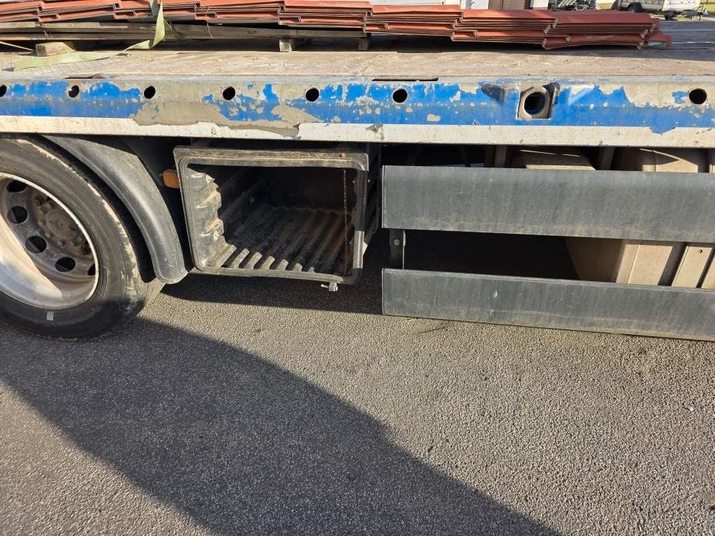 Fahrzeugabbildung MAN 26.400 TGX mit Baustoffplateau, geteilte Rampen