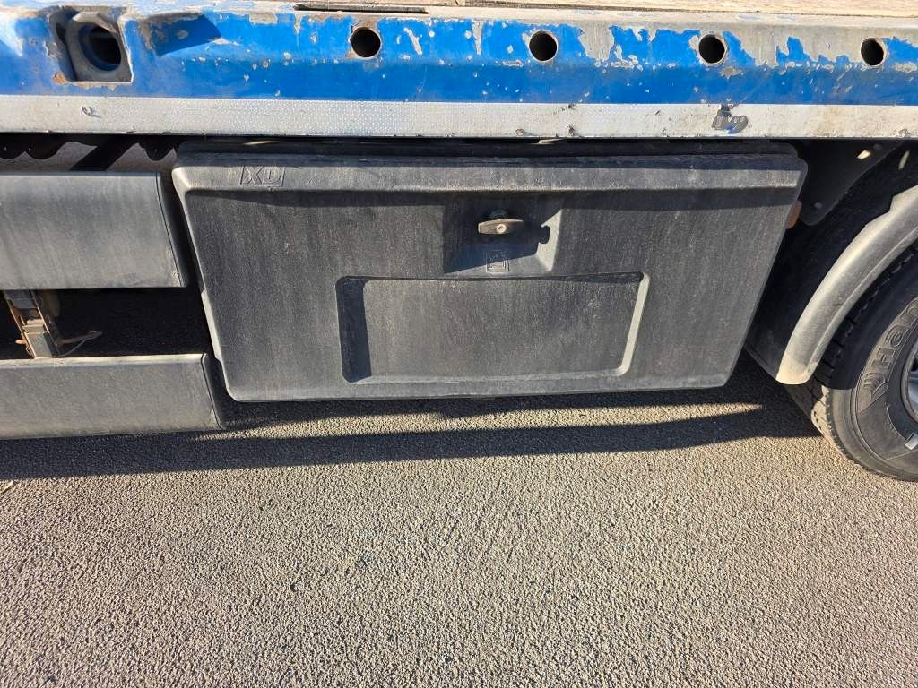 Fahrzeugabbildung MAN 26.400 TGX mit Baustoffplateau, geteilte Rampen