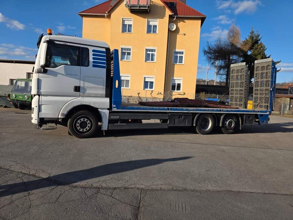 Fahrzeugabbildung MAN 26.400 TGX mit Baustoffplateau, geteilte Rampen