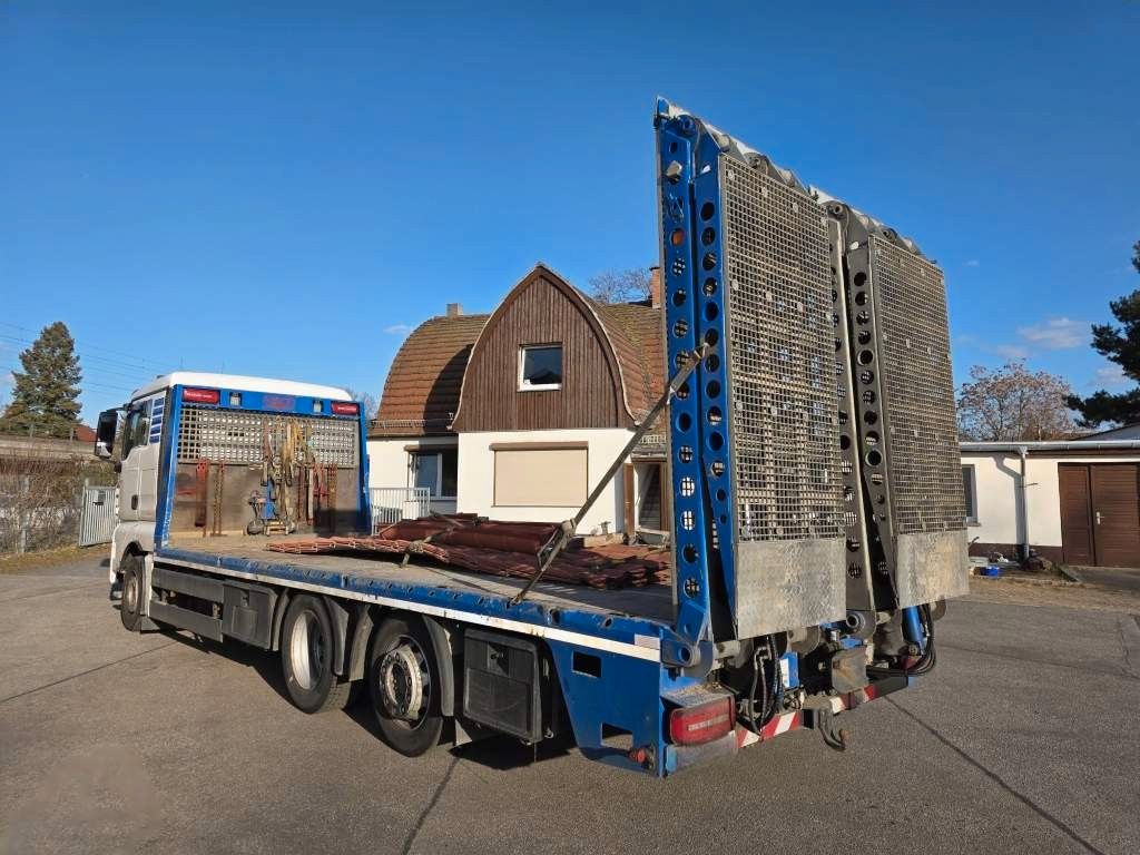 Fahrzeugabbildung MAN 26.400 TGX mit Baustoffplateau, geteilte Rampen