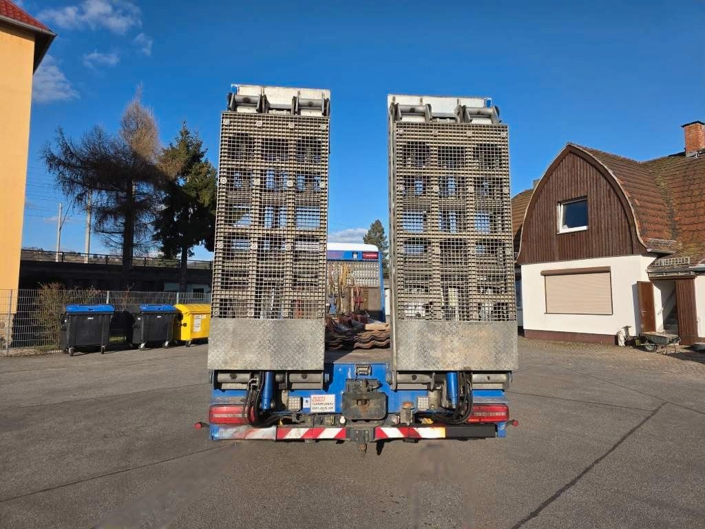 Fahrzeugabbildung MAN 26.400 TGX mit Baustoffplateau, geteilte Rampen