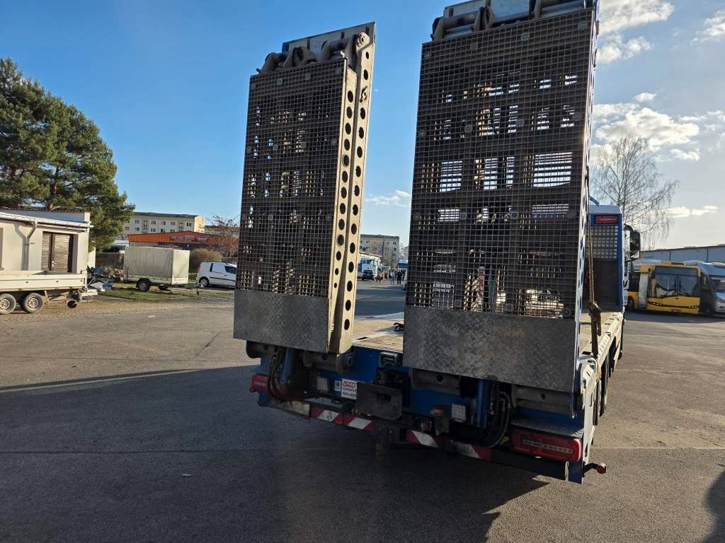 Fahrzeugabbildung MAN 26.400 TGX mit Baustoffplateau, geteilte Rampen