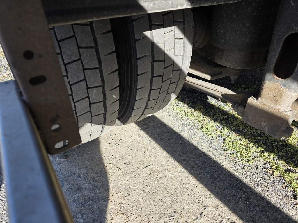 Fahrzeugabbildung Iveco 120E25 Pritsche&Plane,Ladebordwand 1,5 To