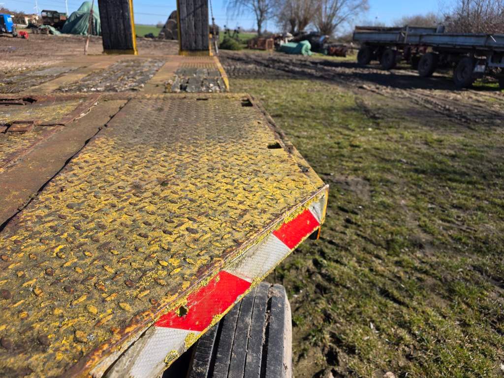 Fahrzeugabbildung Langendorf Tieflader mit Radmulden 3 Achser, Kettenkasten