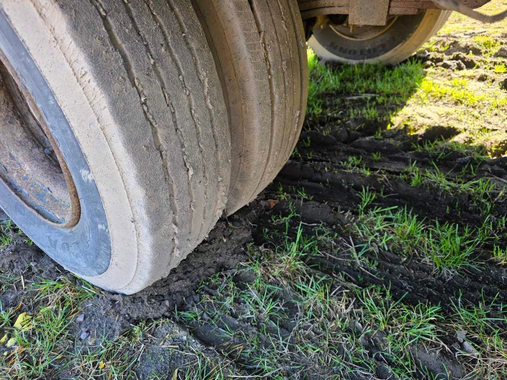 Fahrzeugabbildung Langendorf Tieflader mit Radmulden 3 Achser, Kettenkasten