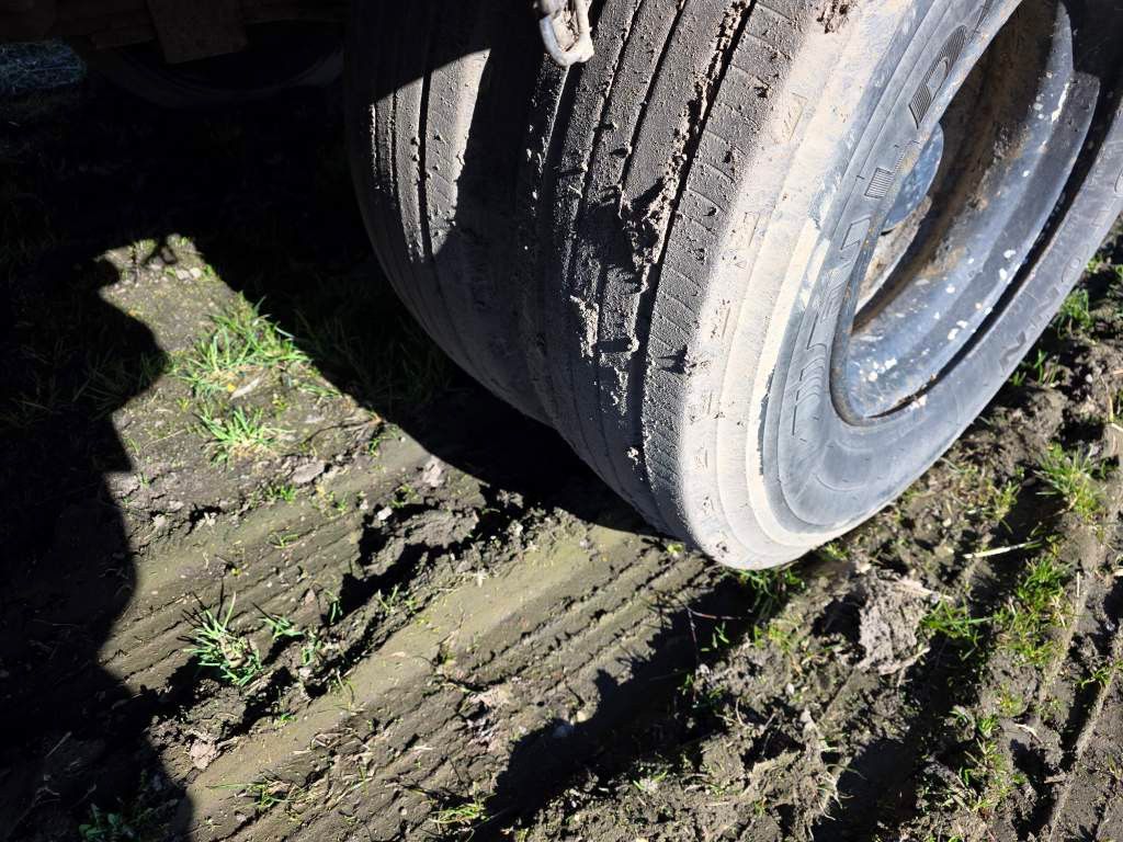 Fahrzeugabbildung Langendorf Tieflader mit Radmulden 3 Achser, Kettenkasten