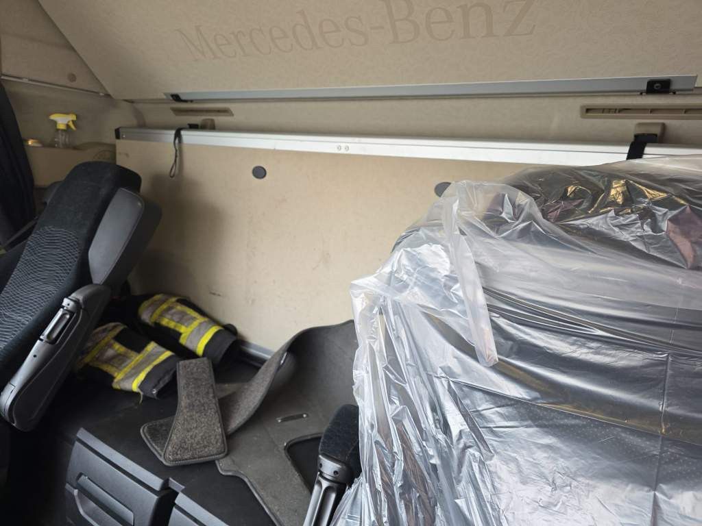 Fahrzeugabbildung Mercedes-Benz 1848 LL retrader, Doppeltank, Euro 6