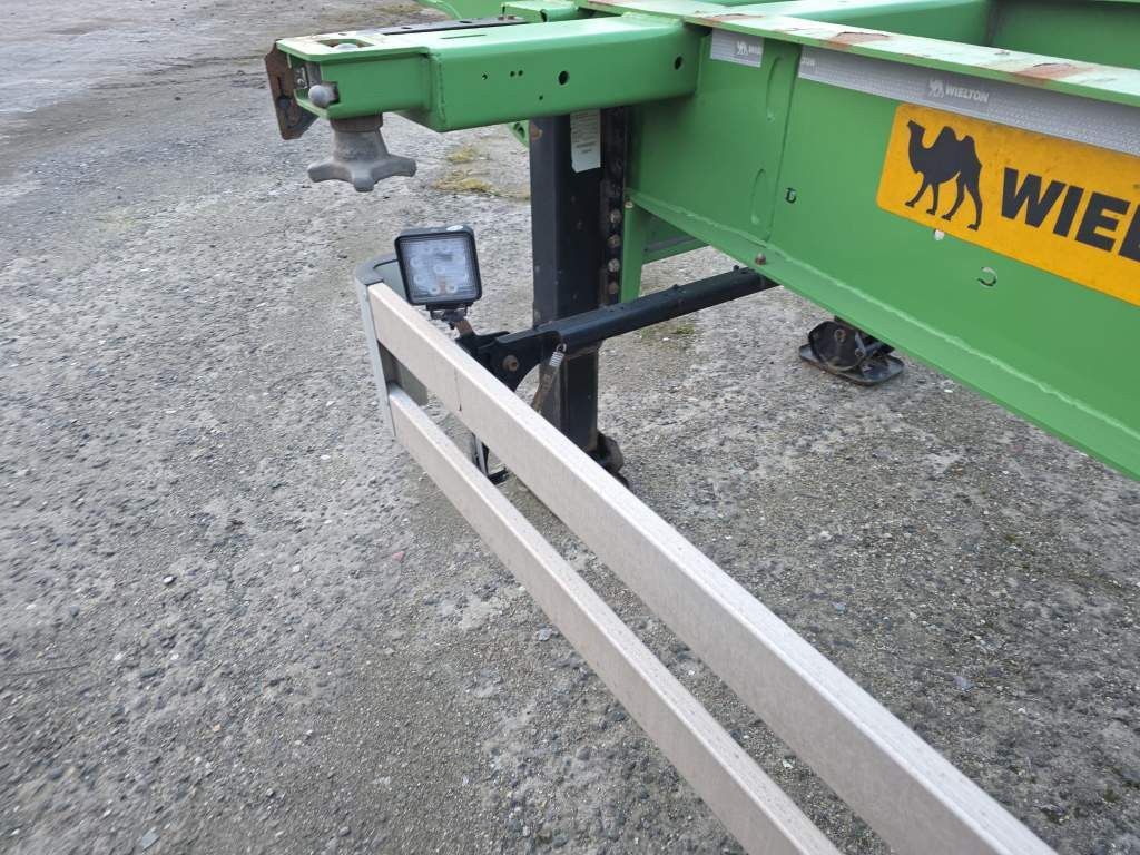 Fahrzeugabbildung Wielton Containerchassis, Heckausschub, wenig benutzt