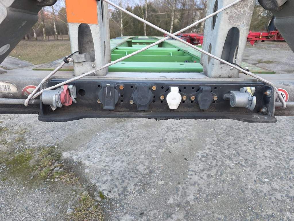 Fahrzeugabbildung Wielton Containerchassis, Heckausschub, wenig benutzt