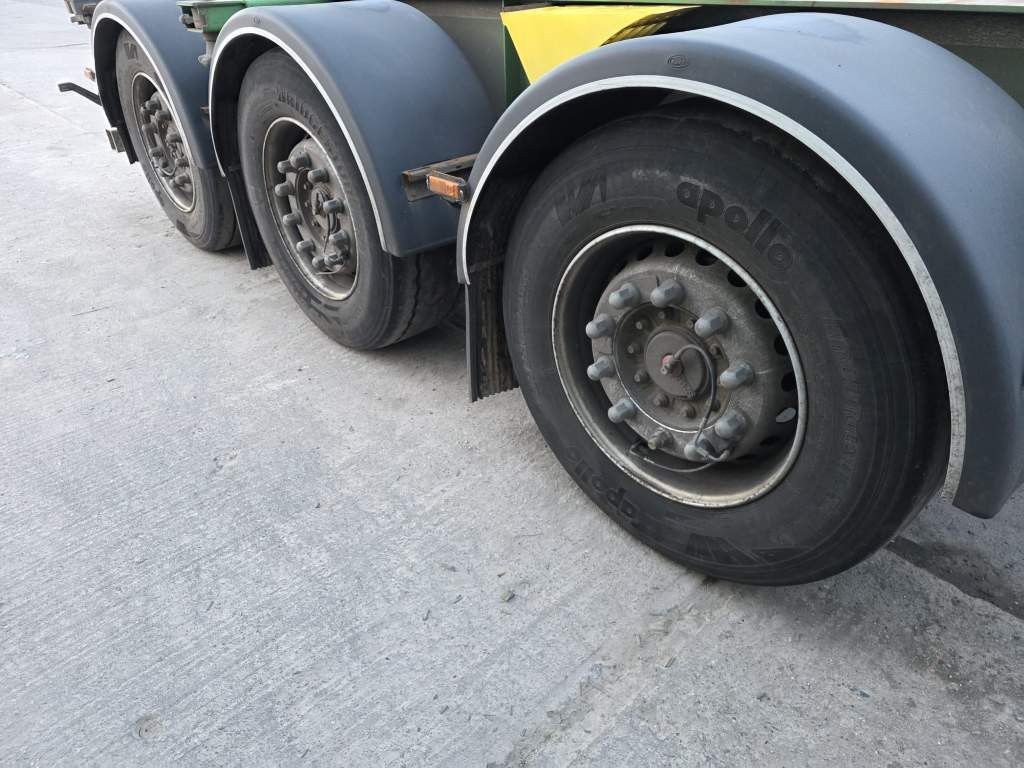 Fahrzeugabbildung Wielton Containerchassis mit Heckausschub, Heckausschub