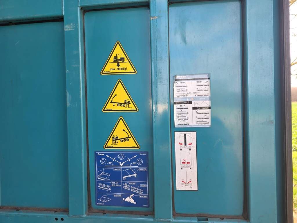 Fahrzeugabbildung Krone Gardine Standard, Plaettenkasten, Liftachse