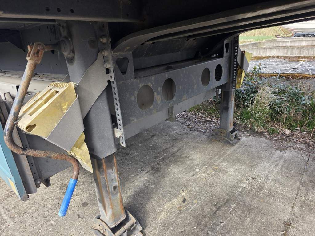 Fahrzeugabbildung Krone Gardine Standard, Plaettenkasten, Liftachse