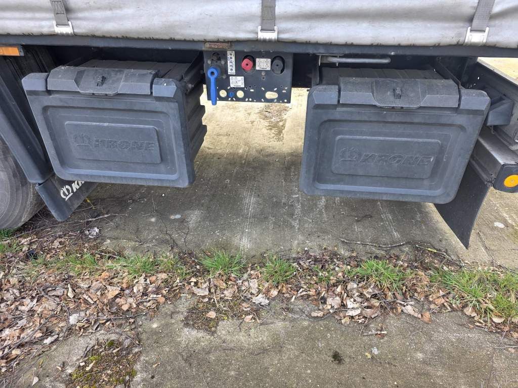 Fahrzeugabbildung Krone Gardine Standard, Plaettenkasten, Liftachse