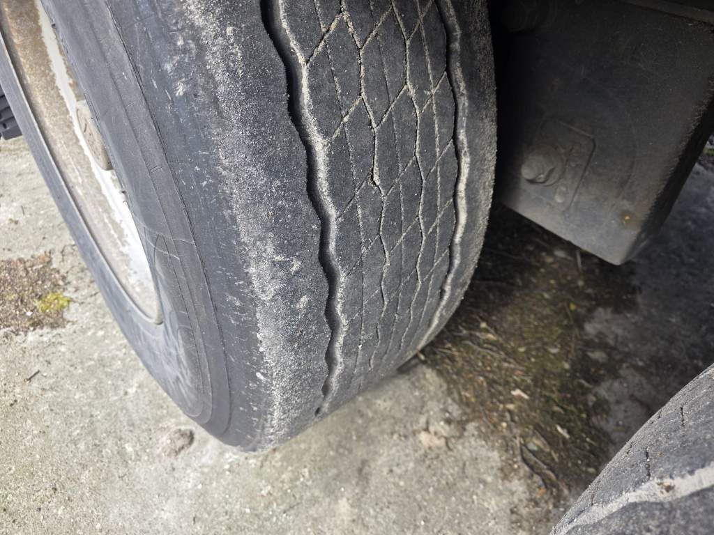 Fahrzeugabbildung Krone Gardine Standard, Plaettenkasten, Liftachse