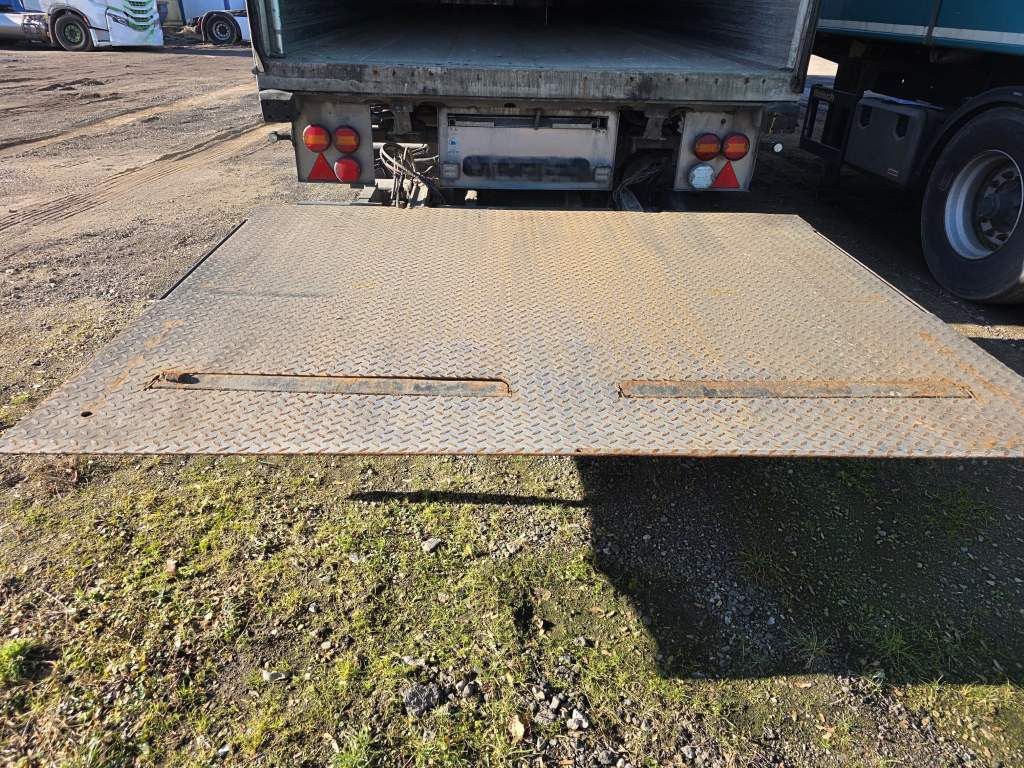 Fahrzeugabbildung Schmitz Cargobull Carrier 1950 MT,3 Kammern mit Tor,Ladebordw.3 To