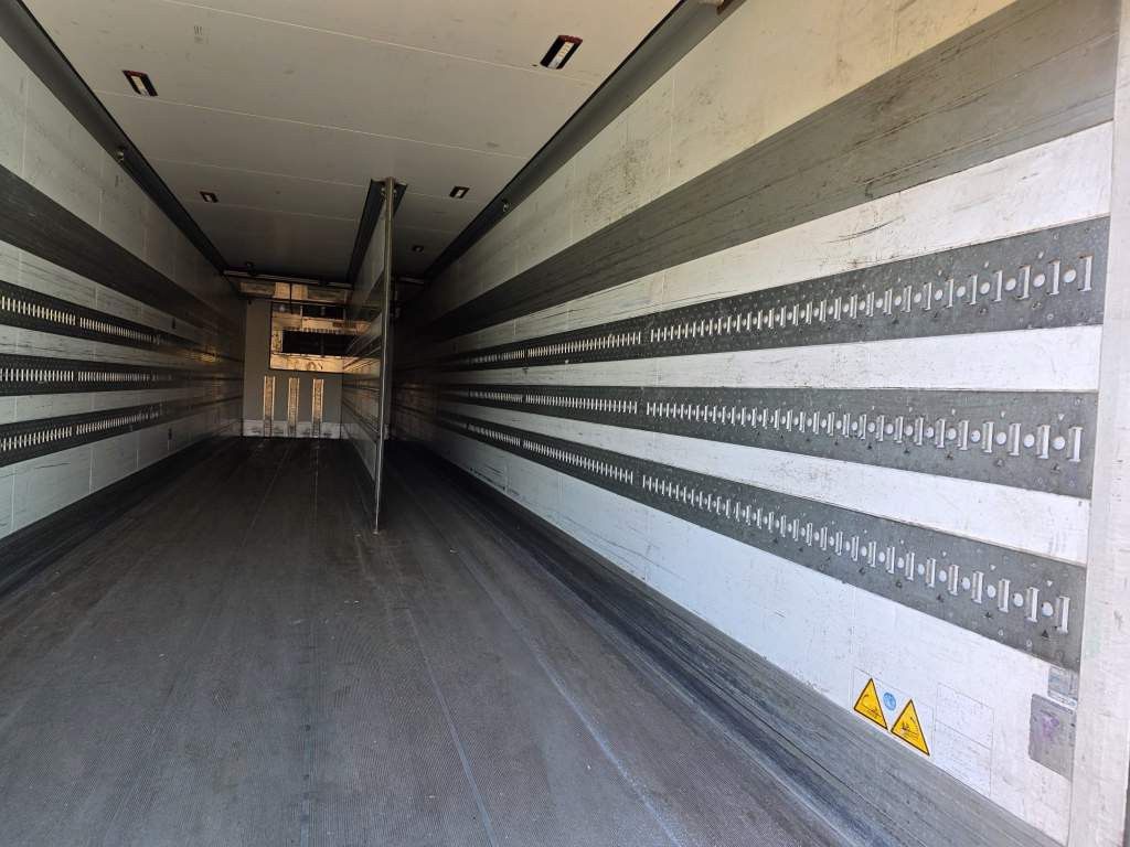 Fahrzeugabbildung Schmitz Cargobull Carrier 1950 MT,3 Kammern mit Tor,Ladebordw.3 To