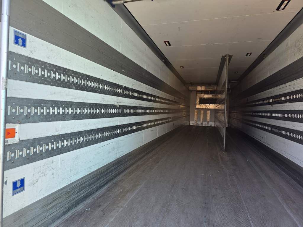 Fahrzeugabbildung Schmitz Cargobull Carrier 1950 MT,3 Kammern mit Tor,Ladebordw.3 To